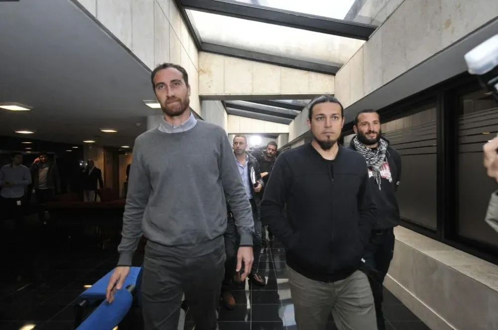 Morán, Kanapkis, Saravia y Suárez llegan al anexo del Palacio Legislativo