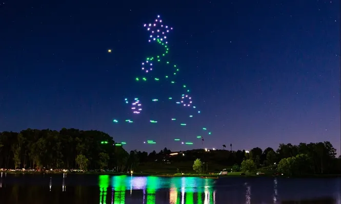 Show navideño de drones en el balneario Iporá de Tacuarembó