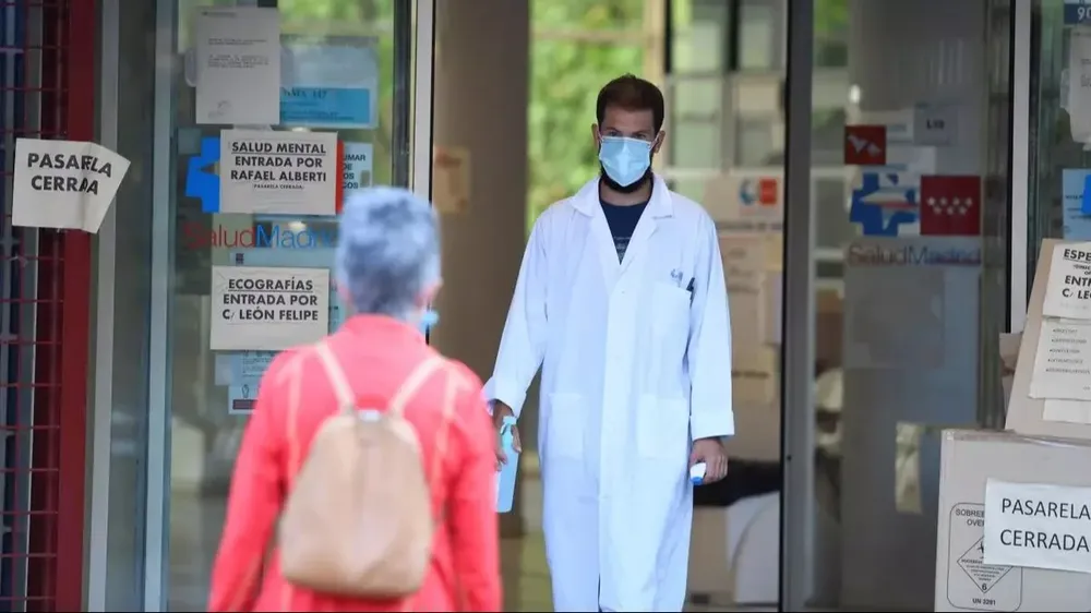 Imagen de archivo de un sanitario en un centro de salud de Madrid