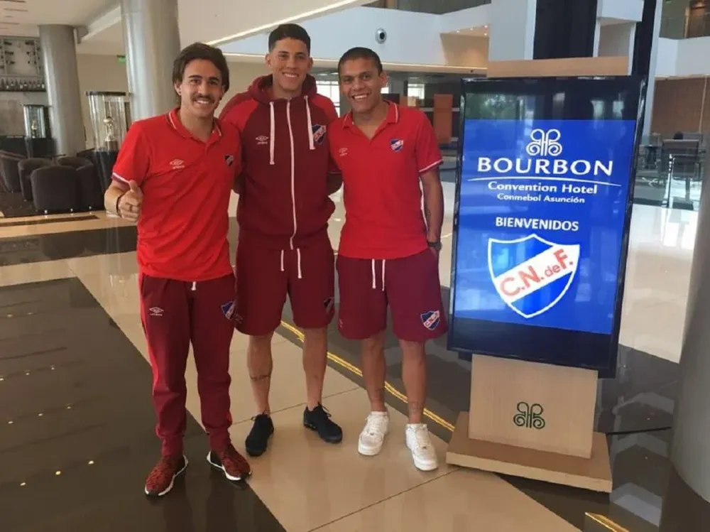 Brian Ocampo (D) junto a Gabriel Neves y Maxi Villa