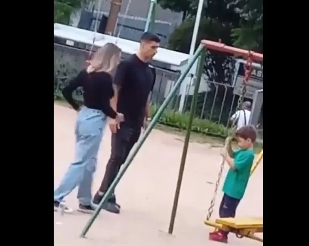 Luis Suárez jugando en una plaza pública de Porto Alegre