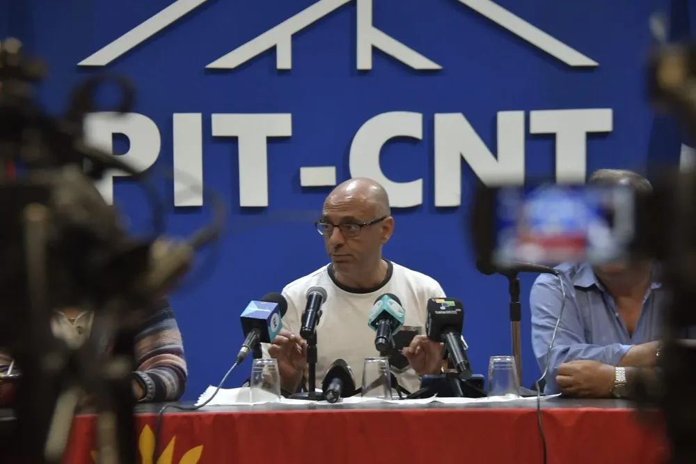 Marcelo Abdala, presidente del PIT-CNT, durante una conferencia de prensa por el paro general