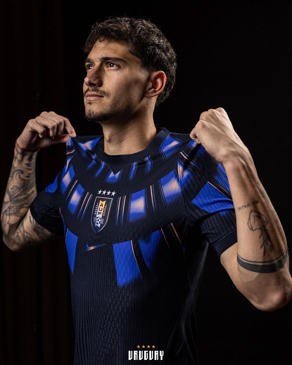 Emiliano Martínez con la nueva camiseta alternativa de Uruguay