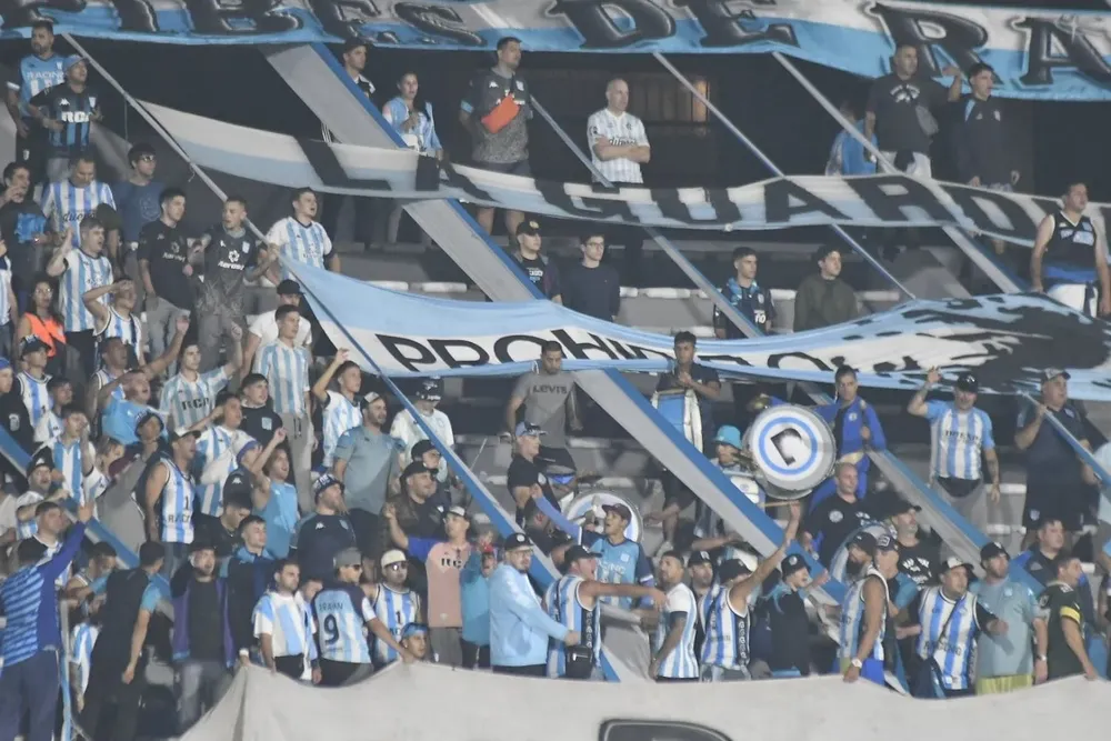 Hinchas de Racing en el Centenario
