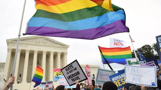Manifestación a favor de los derechos LGBT+ afuera de la Corte Suprema en Washington, en 2019.