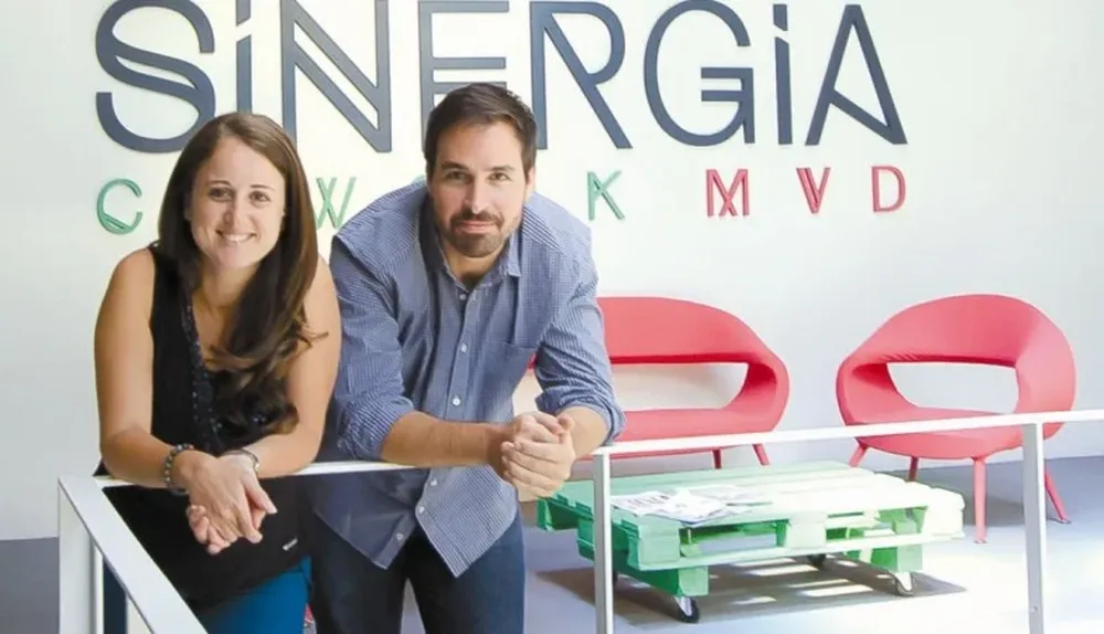 La directora de la incubadora, Paola Rapetti, y el director de programas, Riley Maguire.