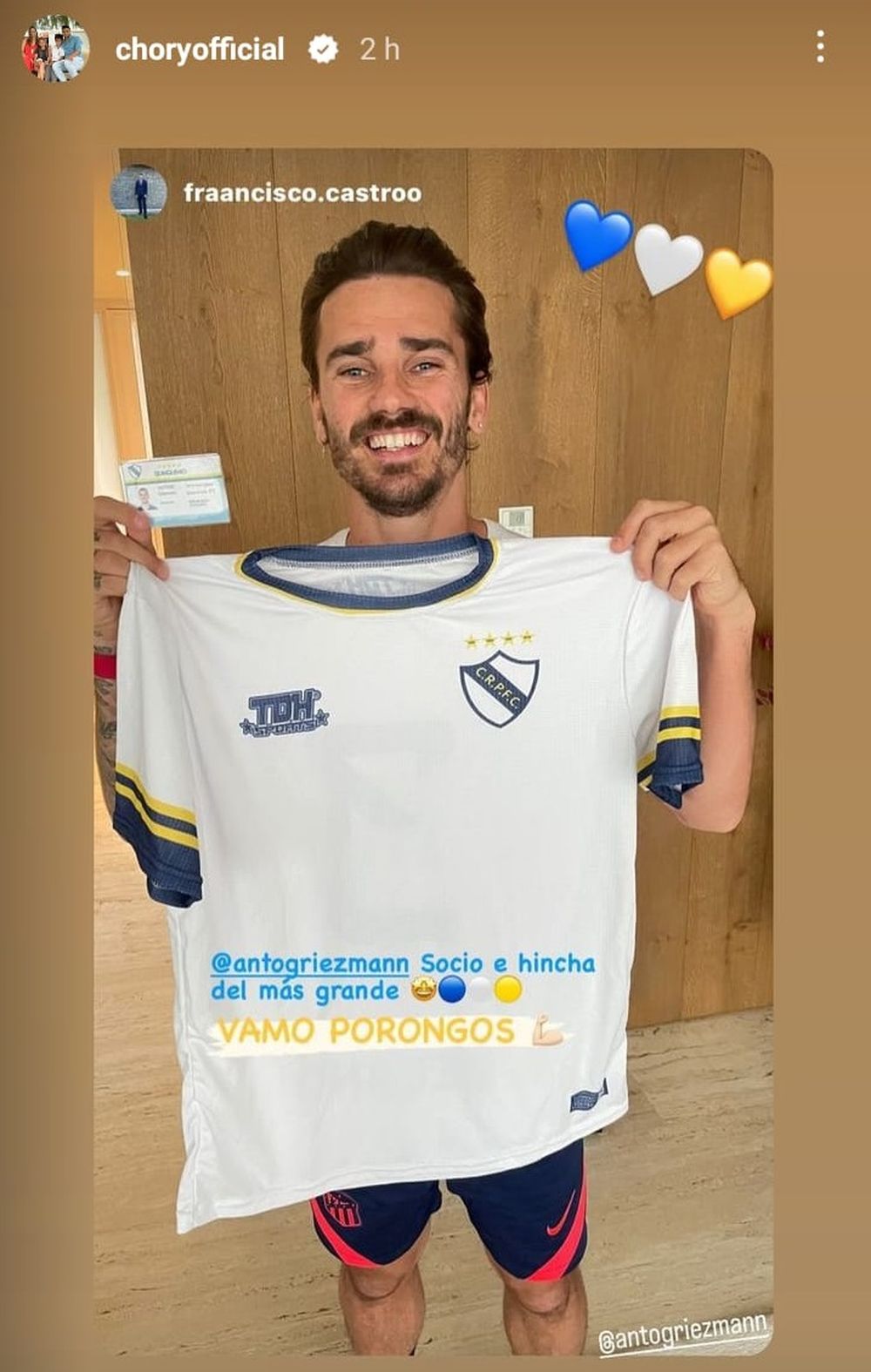 Antoine Griezmann, camiseta y carné de socio de Porongos de Flores