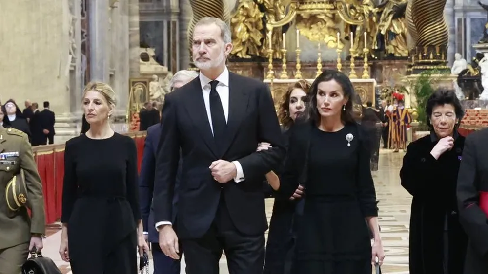 Felipe VI y Letizia en el funeral del papa Francisco en el Vaticano