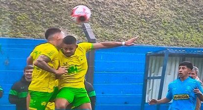 El momento del golpe de cabezas de los jugadores de Cerrito, Agustín Rodríguez y Matías Vista, en el partido ante Uruguay Montevideo