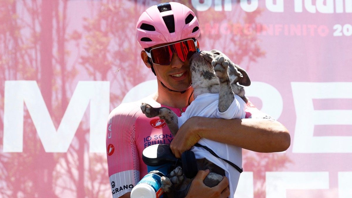 El tierno gesto del uruguayo Thomas Silva con su perrito en la presentación de la cuarta etapa del Giro de Italia y tras la llegada de su pareja para acompañarlo