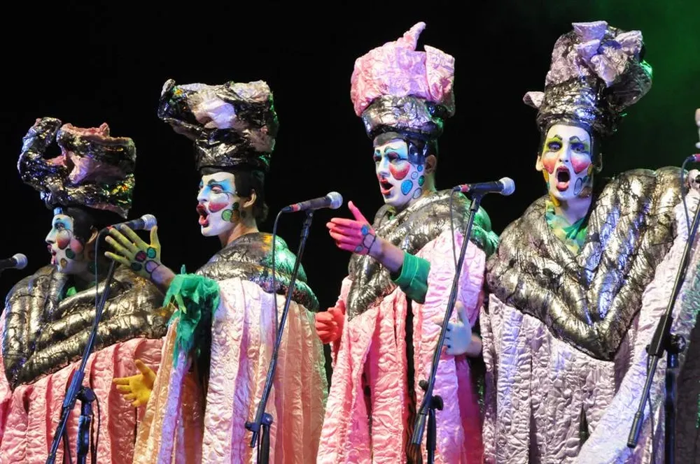 Componentes de la murga argentina La Cotorra