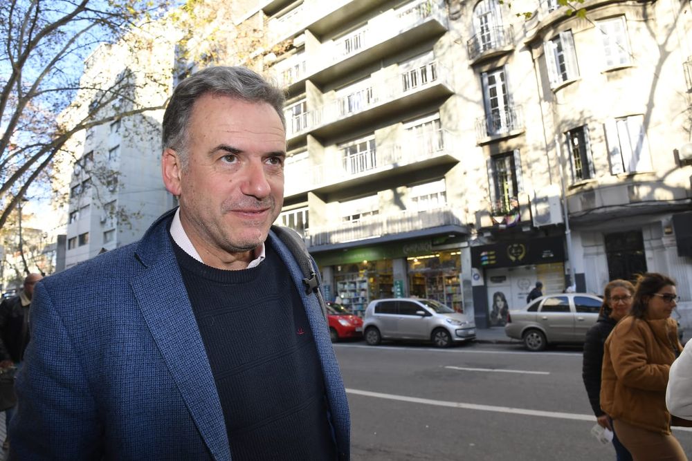 Yamandú Orsi llega a la sede del FA