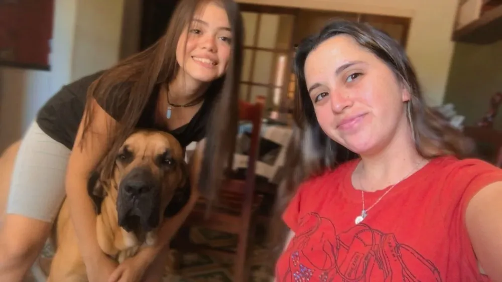 Las hijas de Gonzalo con Bruno.