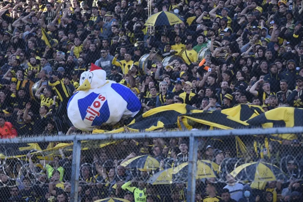 Parte de los incidentes entre Peñarol y Nacional en el clásico del domingo