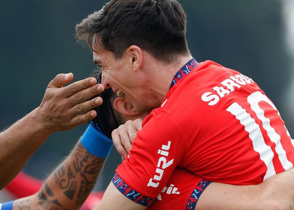 Mauricio Pereyra festeja para Nacional su gol ante Cerro Largo