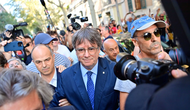 El fugado Carles Puigdemont, el jueves, al llegar a su acto en Barcelona.