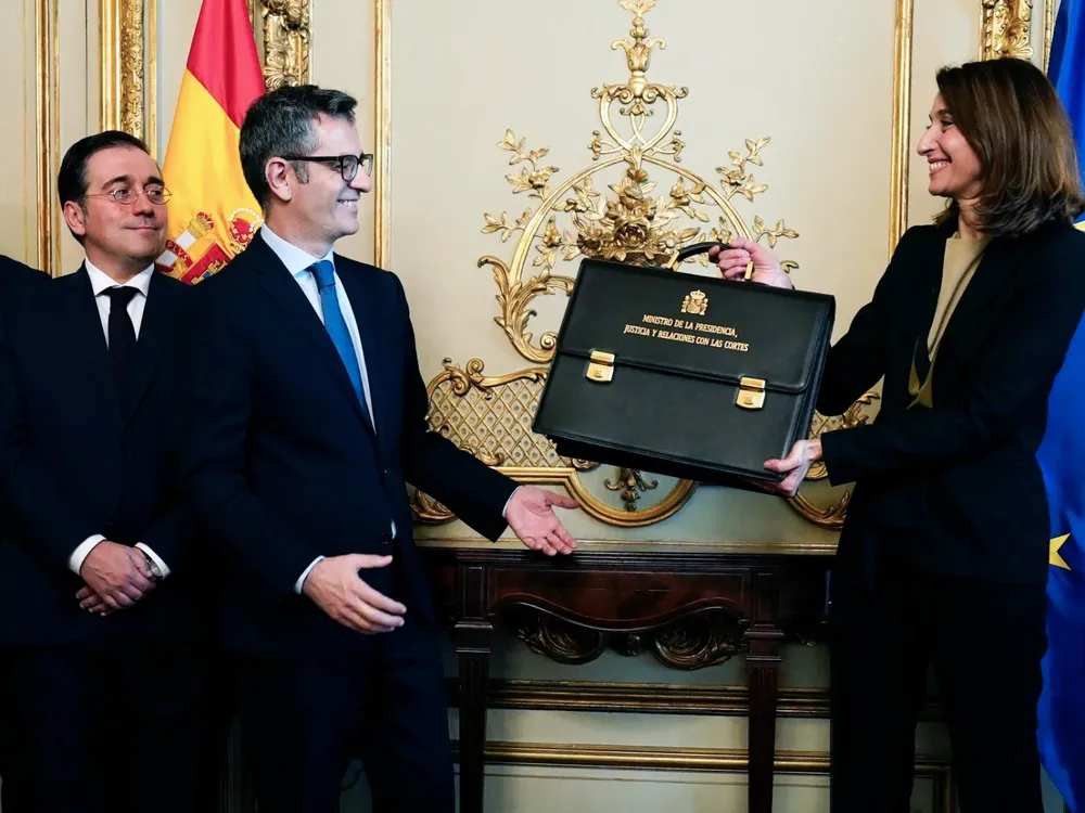 El nuevo ministro de Presidencia, Relaciones con las Cortes y Justicia, Félix Bolaños (c), recibe la cartera de Justicia de manos de su antecesora en el cargo, Pilar Llop
