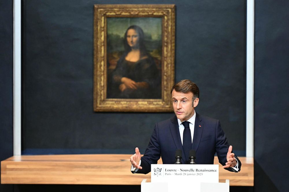 Emmanuele Macron con el cuadro de La Gioconda en el Museo Louvre. EFE