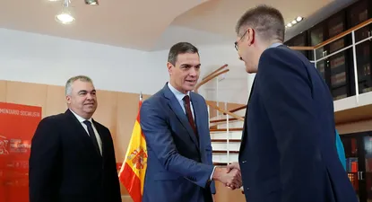 El presidente del Gobierno en funciones, Pedro Sánchez (c), que se ha reunido este viernes con los portavoces de EH Bildu en el Congreso y el Senado.