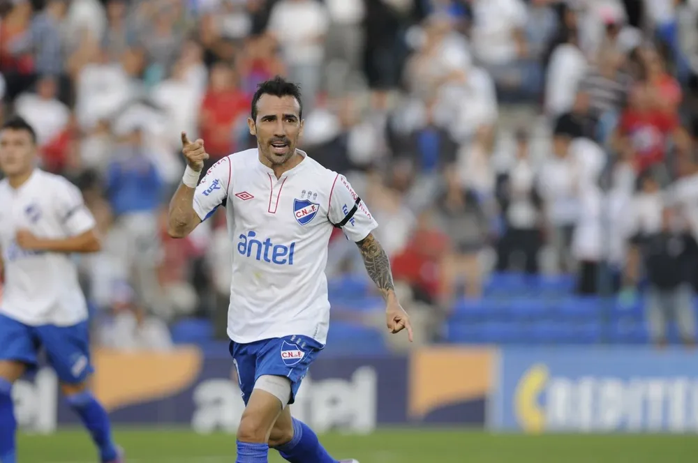 Vicente Sánchez celebra uno de sus dos goles ante Central Español, en el último partido entre ambos equipos