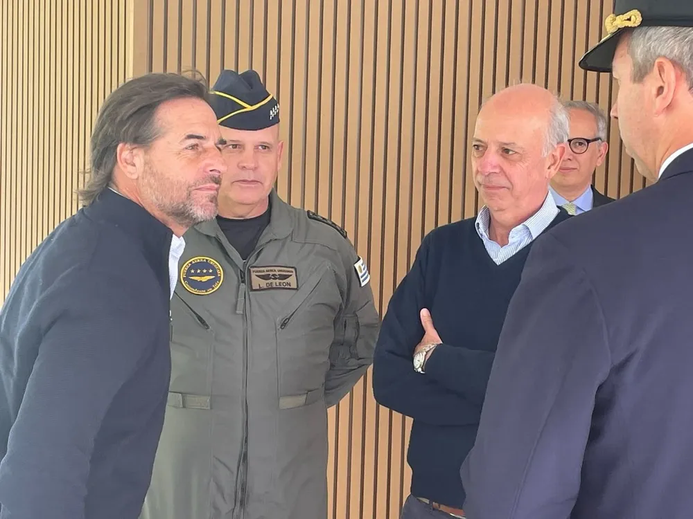 Luis Lacalle Pou y Javier García antes de partir hacia la Antártida