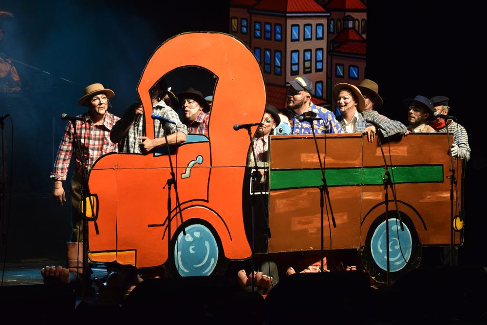 Carnaval 2026: humoristas Sociedad Anónima, uno de los 24 que siguen en carrera, único conjunto del interior del país en la liguilla.