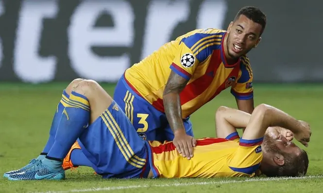 Shkodran Mustafi y Ruben Vezo de Valencia, festejan la clasificación.