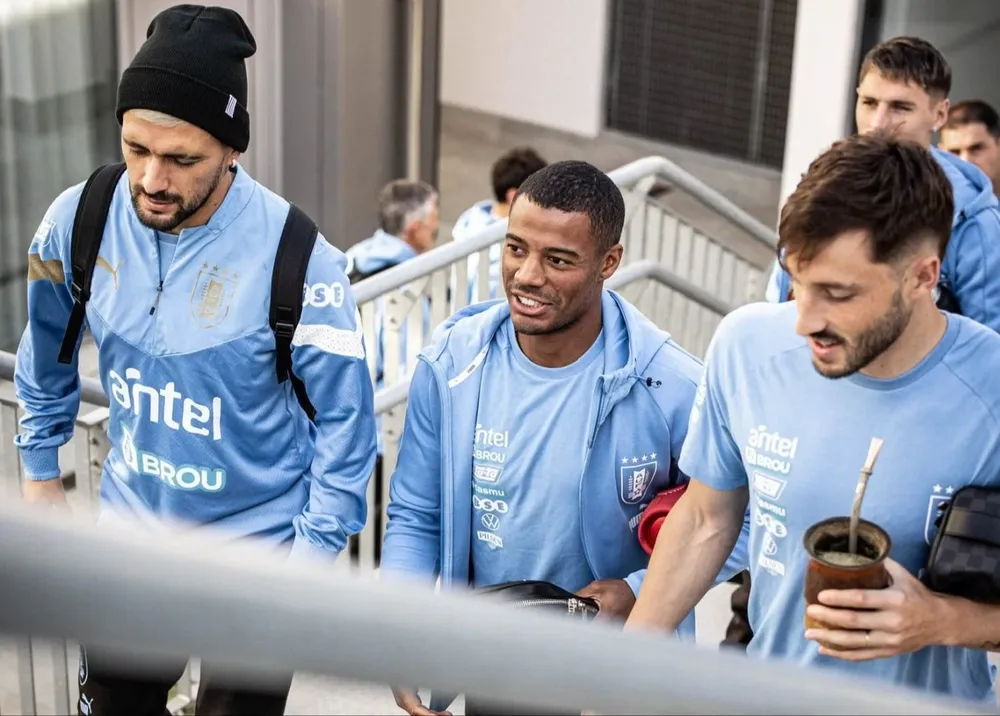 Giorgian de Arrascaeta, Nicolás De la Cruz y Matías Viña en la selección de Uruguay de la Copa América 2024