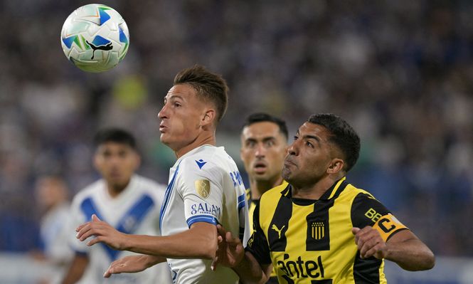 Brian Romero de Vélez Sarsfield ante Maximiliano Olivera de Peñarol por Copa Libertadores