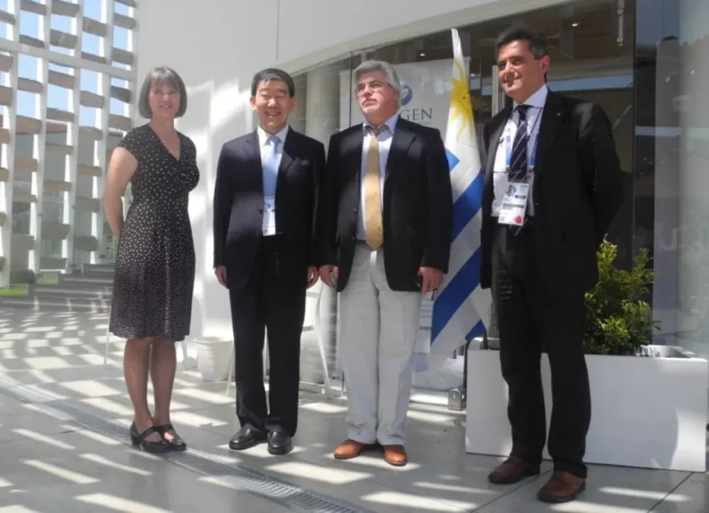 Joanne Evans; representante de China ante la FAO, Niun Dun; Aguerre; y el comisario de la Expo Milán, Bruno Pasquino, este miércoles en el pabellón de Uruguay