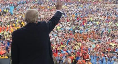 Donald Trump habla ante los boy scouts en West Virginia.