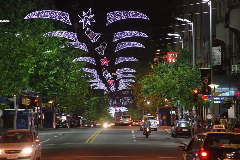 18 de Julio está iluminada por los adornos navideños