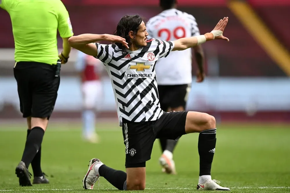 El arco y la flecha de Cavani siguen en Manchester