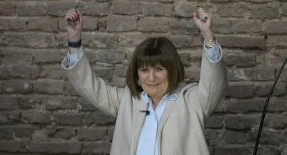 Bullrich intentando votar electrónicamente.