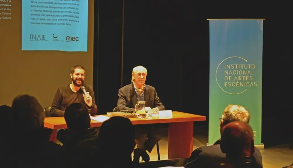 Gabriel Calderón y Hugo Achugar durante la presentación realizada el miércoles