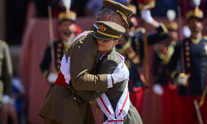 Felipe VI se funde en un tierno abrazo con la princesa Leonor tras entregarle su diploma de alférez en Zaragoza