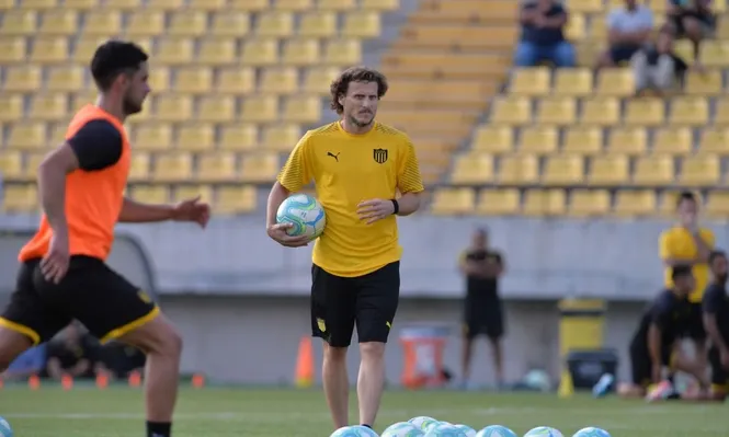 Forlán empezó a armar el puzzle de Peñarol