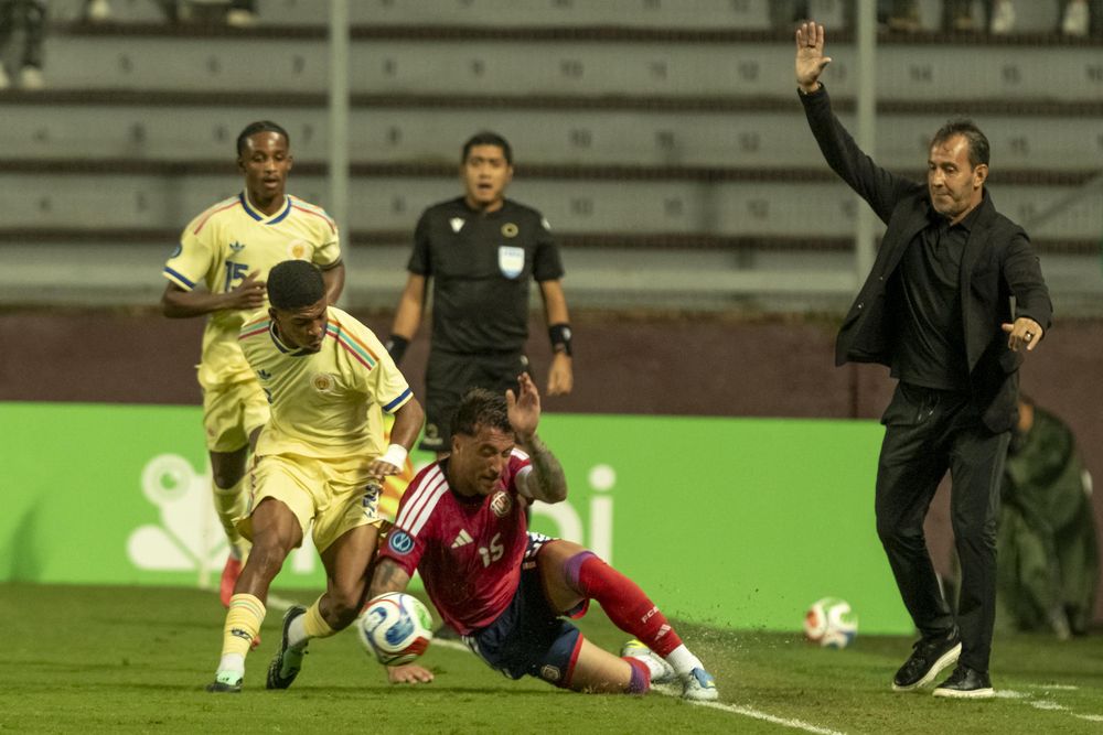 Francisco Calvo (c) de Costa Rica disputa el balón con Sherel Floranus de Curazao