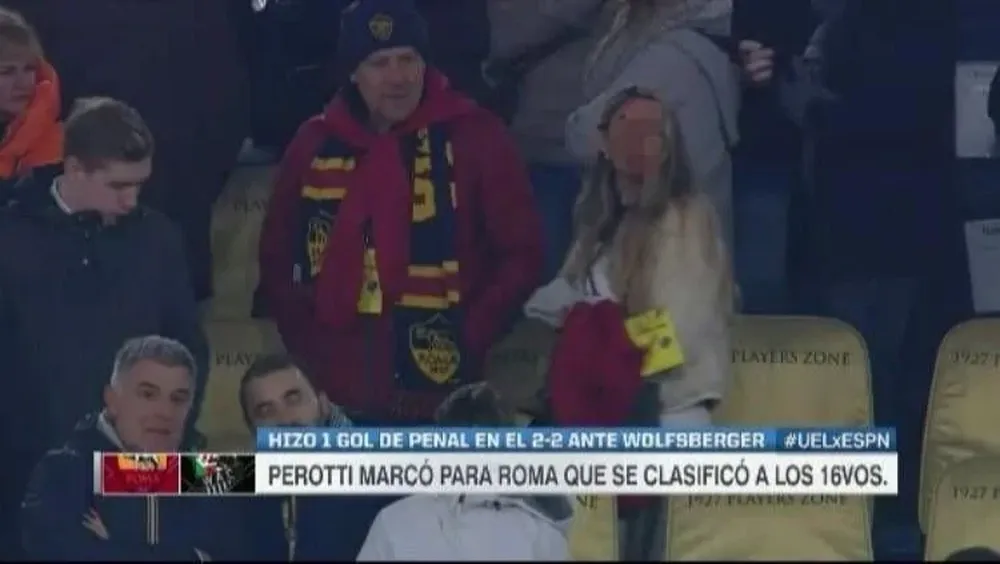 Miguel Ángel Toma y la contadora Pérez en un partido de la Roma durante una misión oficial