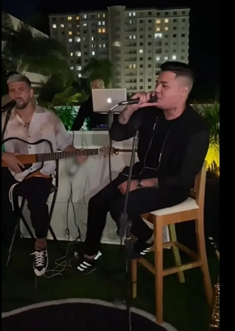 Giorgian De Arrascaeta cantando junto a Felipe Araujo en Rio de Janeiro