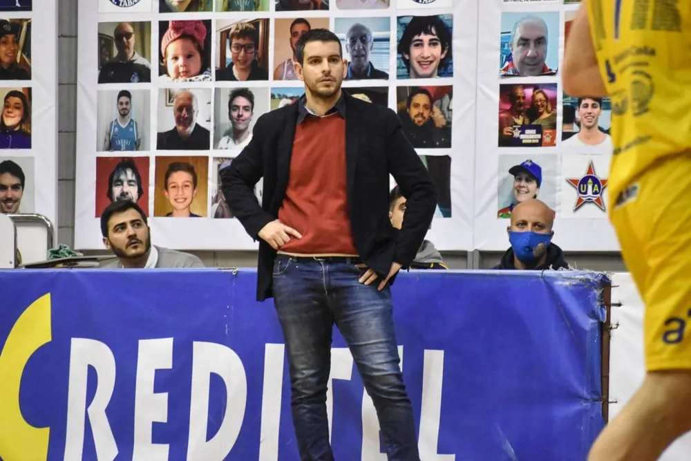 Martín Sedes, de Olivol Mundial, en el partido ante Unión Atlética de los playoffs de El Metro 2020