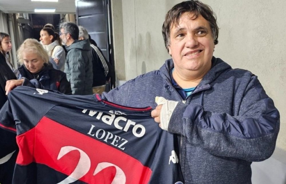 Juan Pablo, el hincha de Tigre que recibi&oacute; balazos tras el partido ante Nacional cuando se hab&iacute;a ido su &oacute;mnibus, recibi&oacute; la camiseta de Sebasti&aacute;n L&oacute;pez como obsequio; en su mano izquierda se pueden ver a&uacute;n las secuelas de las balas