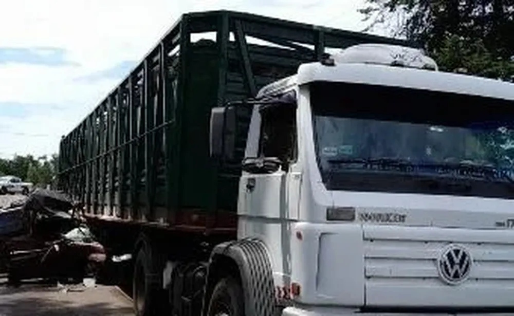 La camioneta terminó debajo de un costado del camión