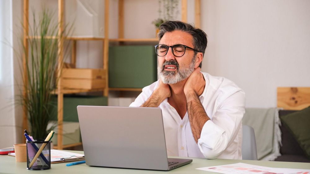 El estrés puede ser un factor que contribuya a una mala postura y al dolor de espalda.