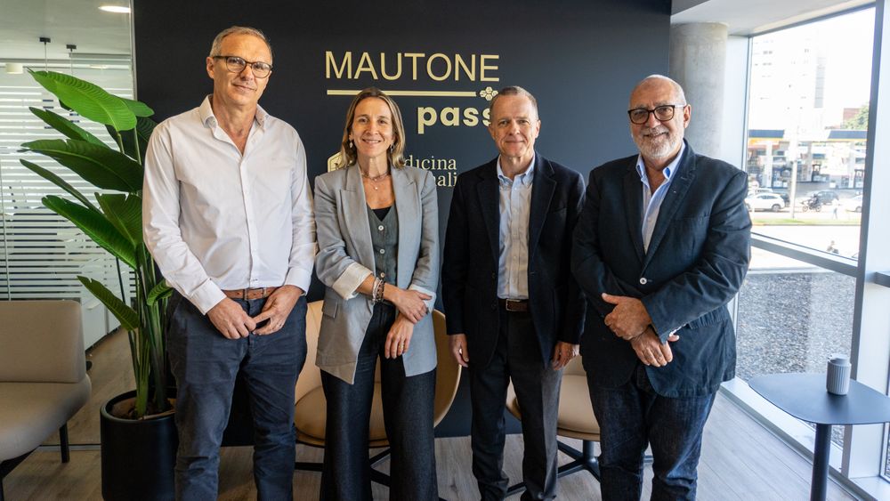 Doctores Luiz Cazabán (Centro Oncológico), Lucía Vidal (Directora), Juan Pablo Arnoletti (Centro Oncológico) y Gustavo Rodríguez (Director).
