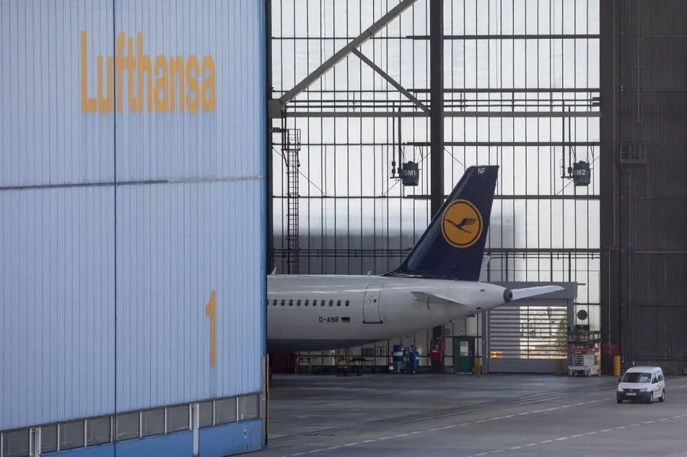 Un avión de la empresa alemana Lufthansa parado en el aeropuerto de Frankfurt, oeste de Alemania