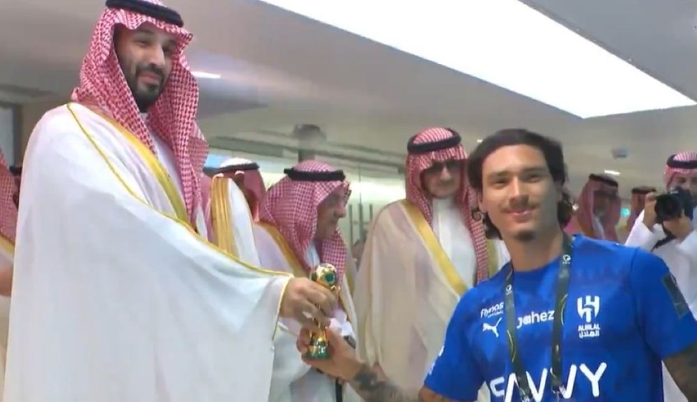 Darwin Núñez recibiendo el título de la Copa del Rey ganado con Al-Hilal, de manos del propio rey de Arabia Saudita