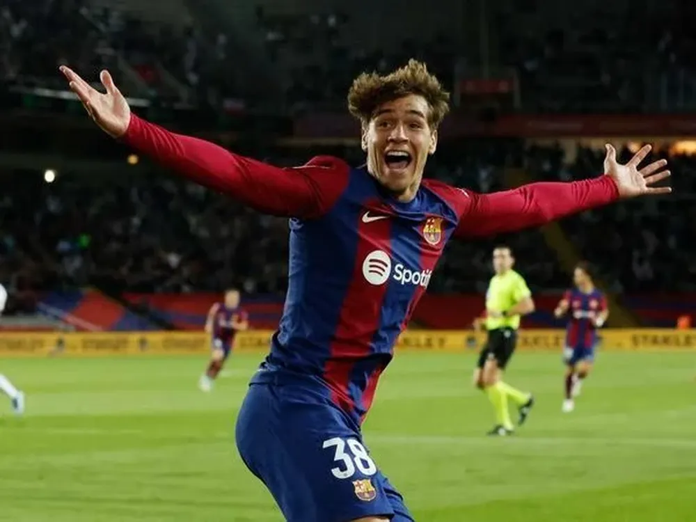 Marc Guiu salva al Barcelona.