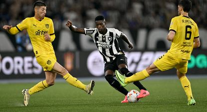 El Observador | Botafogos forward #07 Luis Henrique (C) fights for the ball with Penarols Argentine defender #14 Damian Garcia (L) and Argentine midfielder #06 Rodrigo Perez during the Copa Libertadores semi-final first leg football match between Brazils Botafogo and