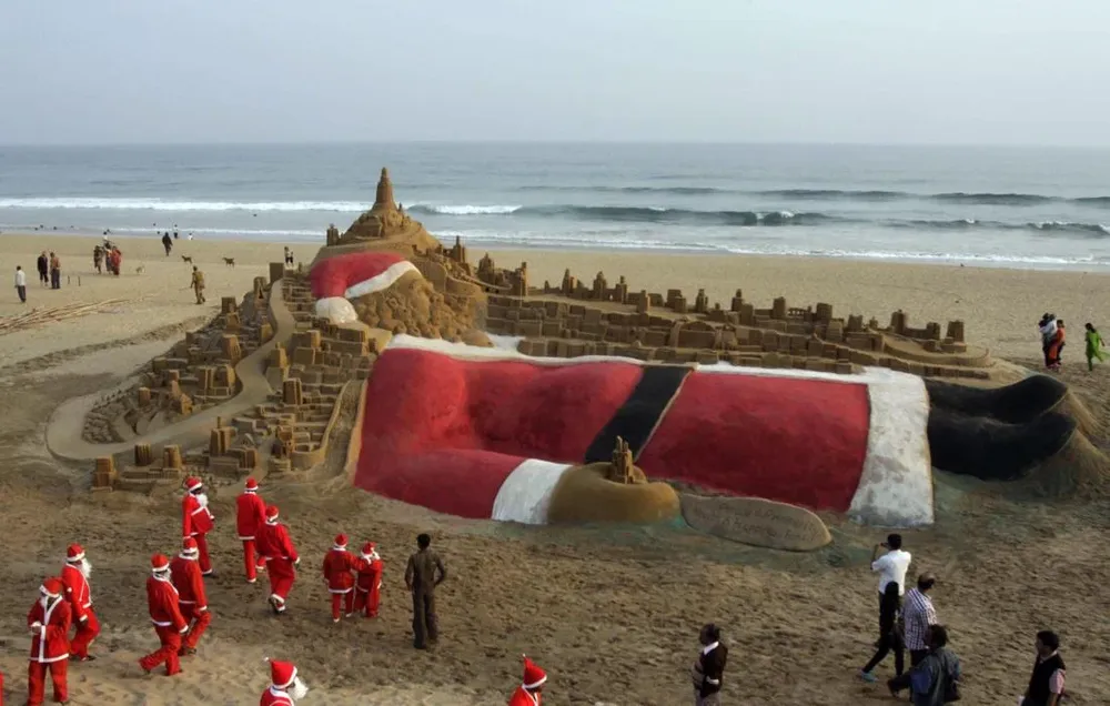 Una escultura de Papá Noel en la arena. Bhubaneswar, India
